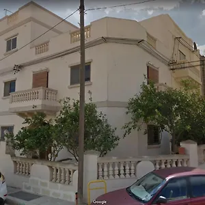 corner-townhouse-1km-from-university.qawrahotelsmalta.org/